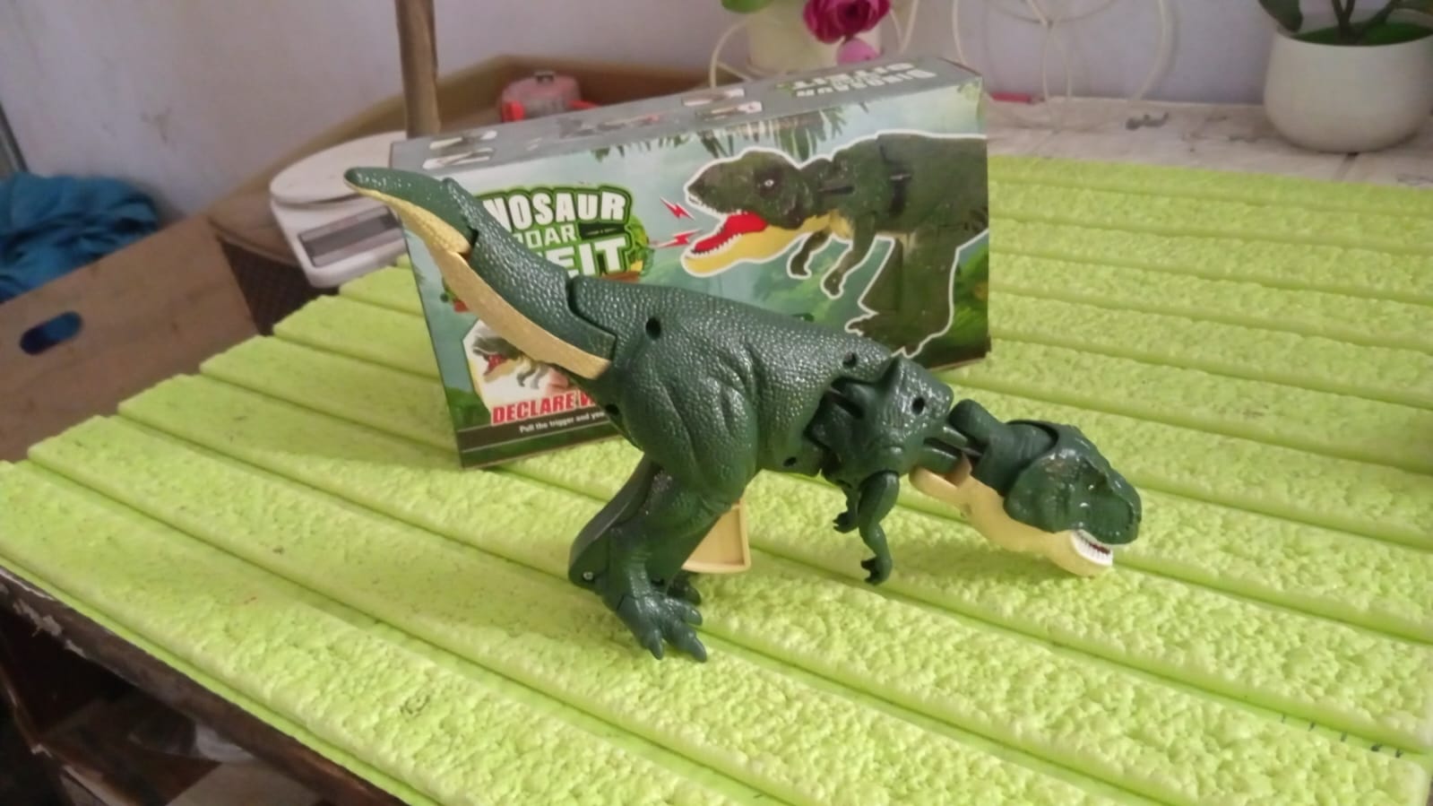 Dinosaur Roaring Toys Trigger, Dinosaurs Toys with Dinosaur Sound Lighting Model Vibrating Head Moving (3 + Years / 1 Pc) - Bhavnagar Deodap